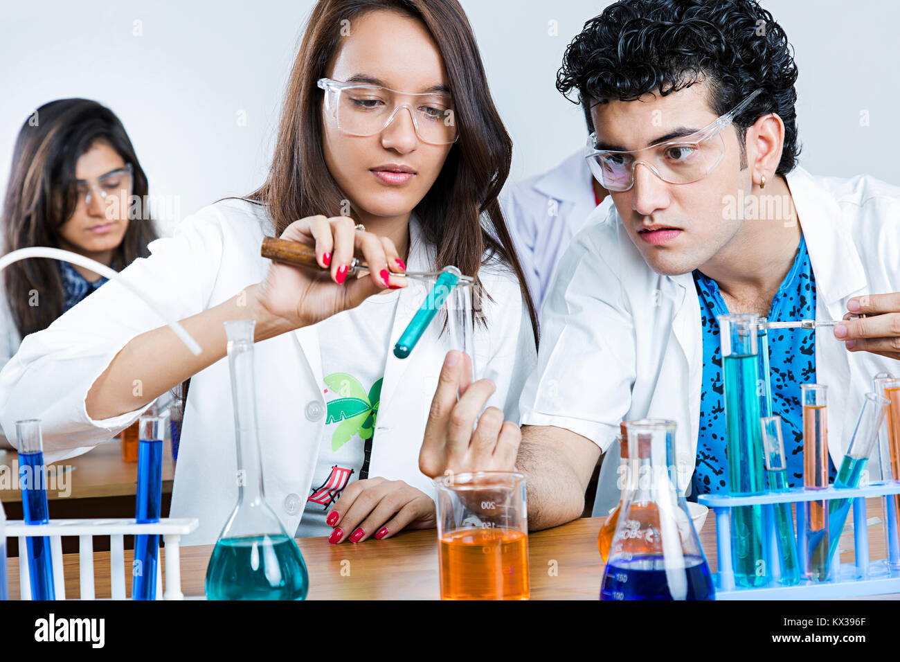 Indische Studenten Wissenschaftler s Chemie Labor chemischen Untersuchungen über Lösungen Stockfoto