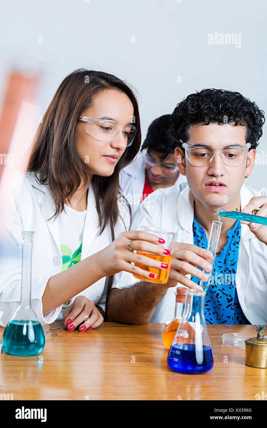 Indisches Institut Studierenden Freund Wissenschaft chemische Forschung im Labor Stockfoto