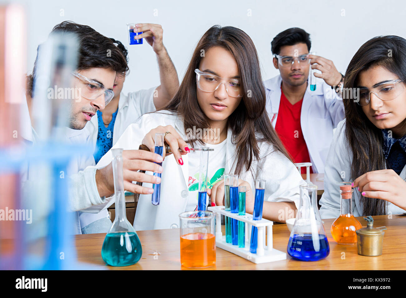 Indische Wissenschaft Studenten Freunde Wissenschaftler s Chemielabor in der Chemischen Forschung Stockfoto
