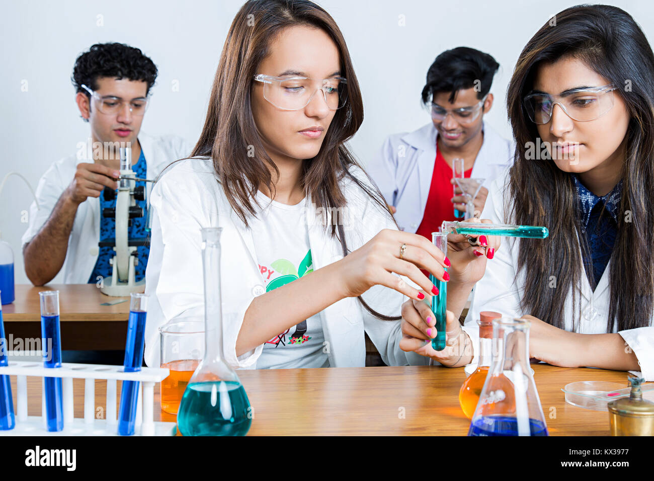 Indische Wissenschaft Studenten Chemie Labor Forschung Wissenschaftler gießen Chemikalien Labor Stockfoto