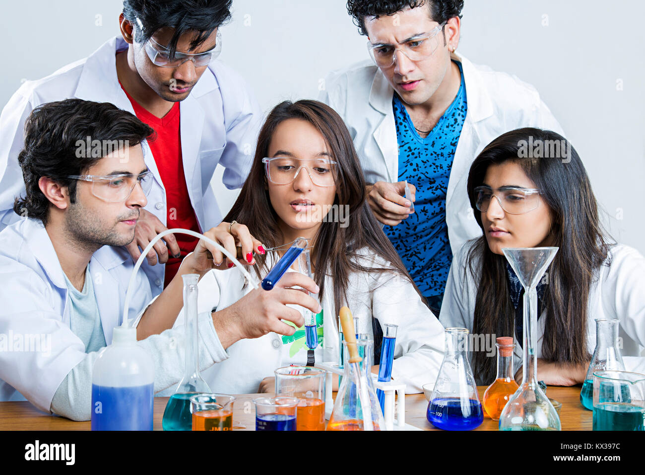Indische Wissenschaft Studenten Wissenschaftler s Chemie Labor chemischen Untersuchungen über Lösungen Stockfoto