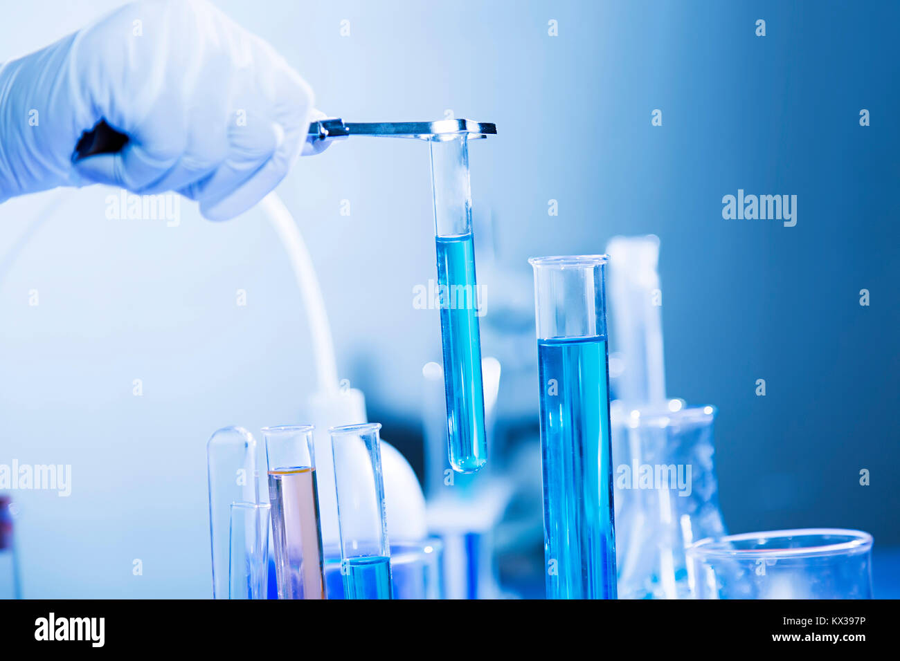 Indische Wissenschaftler chemische Reagenzglas Forschungen in Lab wissenschaftliche Ausrüstung Stockfoto