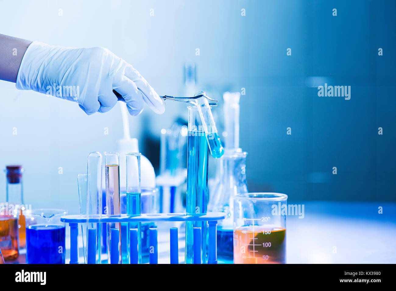 1 indische Wissenschaftler Wissenschaft Chemie Labor Forschung Reagenzglas Chemische Stockfoto