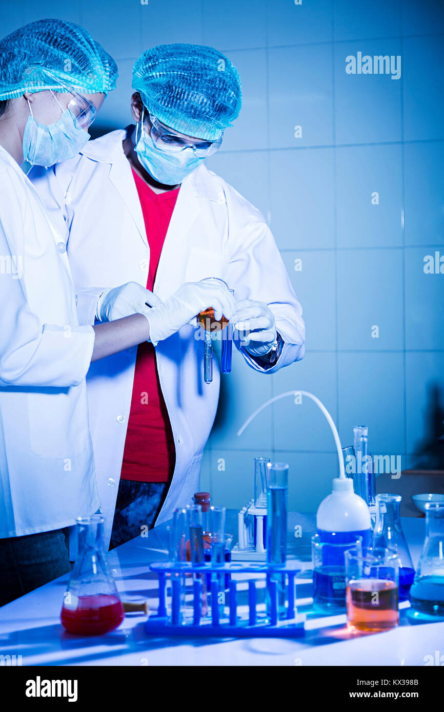 Indische Wissenschaft Studenten der chemischen Forschung Chemie Labor Reagenzglas Stockfoto