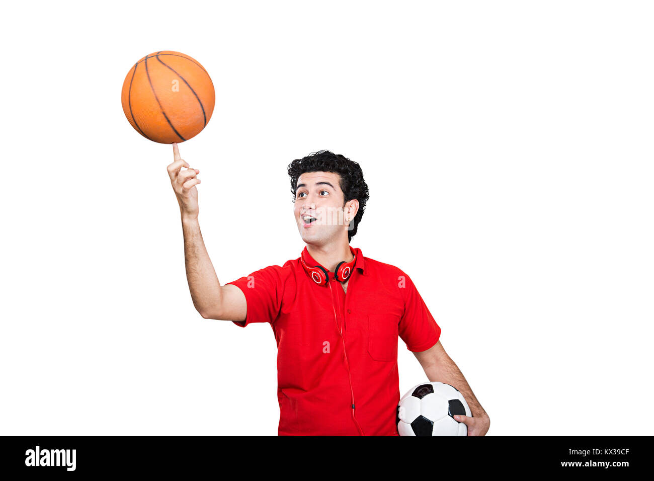 Indische Teenager Boy versucht, Balance ein Basketball an seinem Finger Stockfoto
