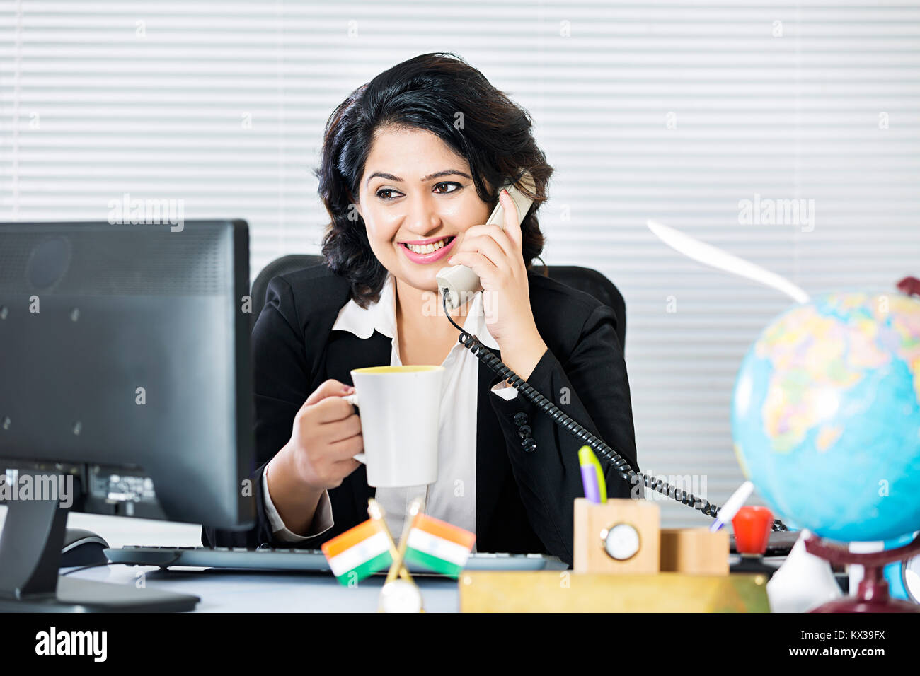 Indische Geschäftsfrau Multitasking Computer und Telefon Büro Arbeiten Stockfoto