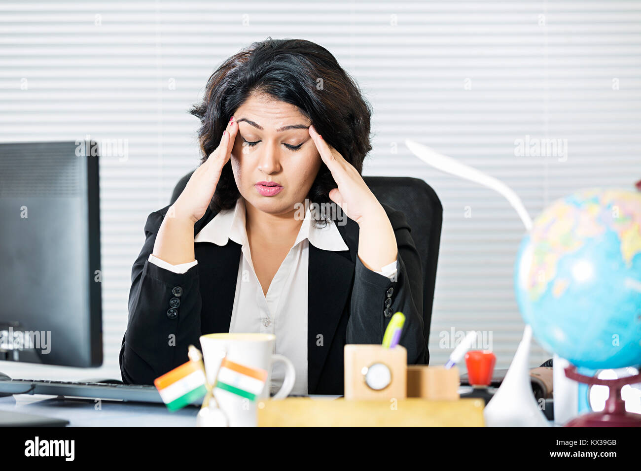 Geschäftsfrau Mitarbeiter Kopfschmerzen Kopf Schmerz Ärger im Büro Stockfoto