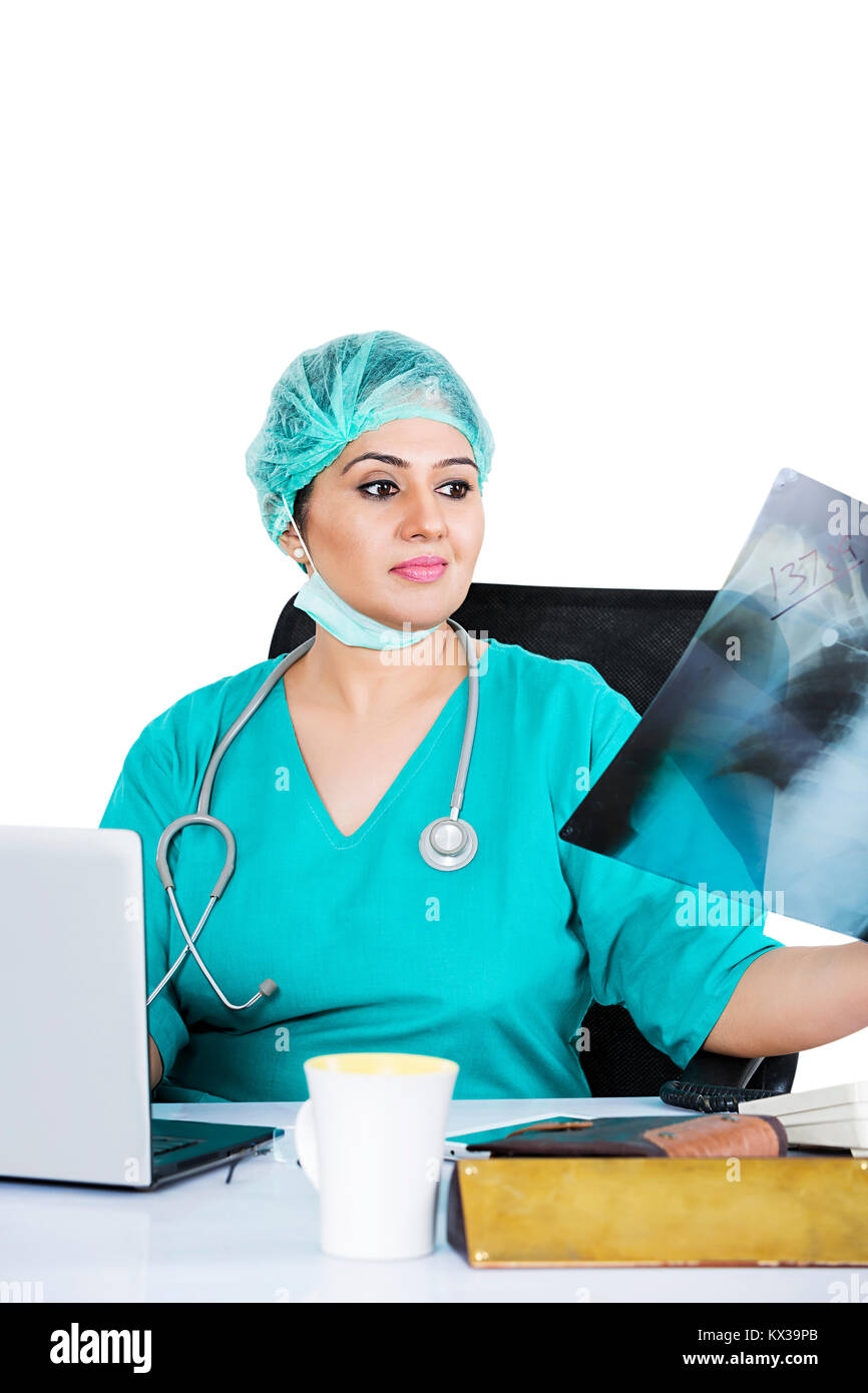 Indische Chirurgen Ärztin überprüfen X-ray Bericht Krankenhaus Stockfoto