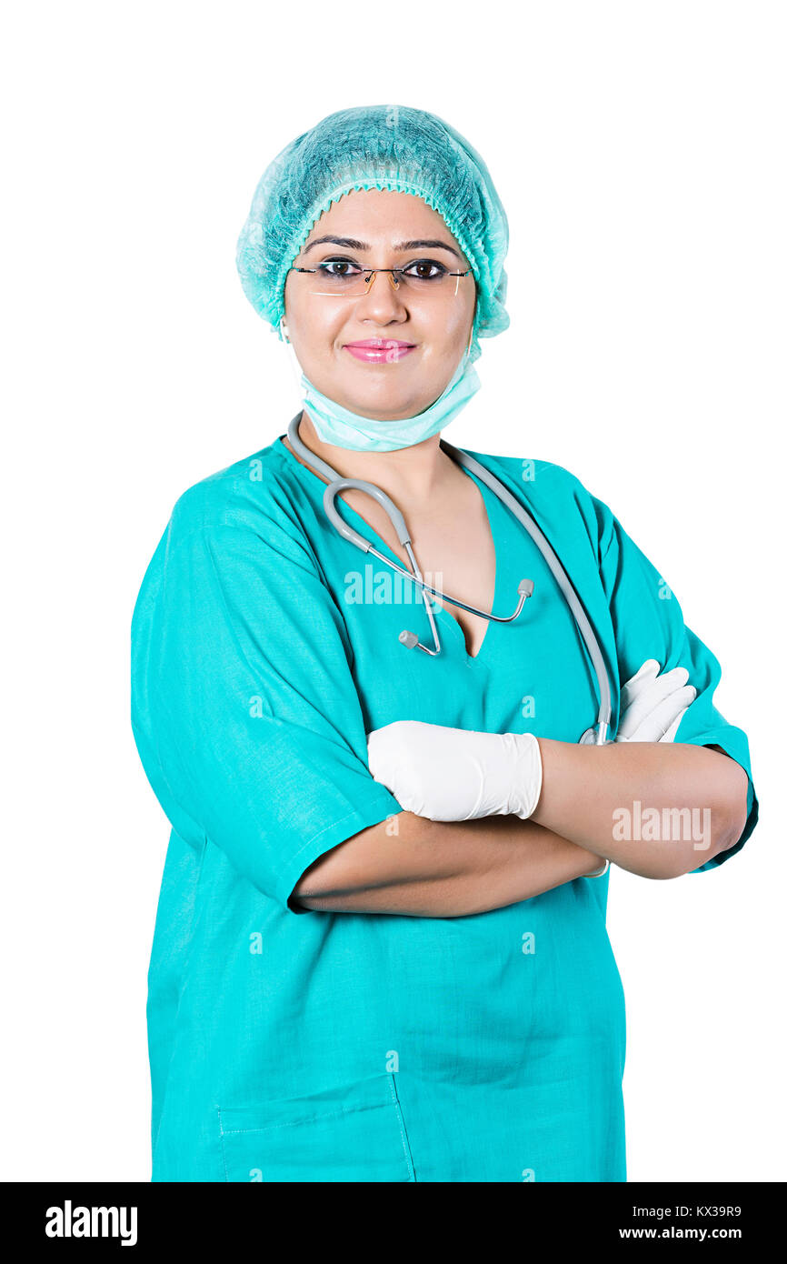 Indische Chirurgen Ärztin mit verschränkten Armen stand lächelnd Stockfoto