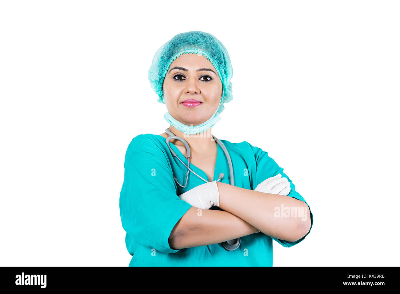 Indische Chirurgen Frau Doktor mit verschränkten Armen stand lächelnd Stockfoto