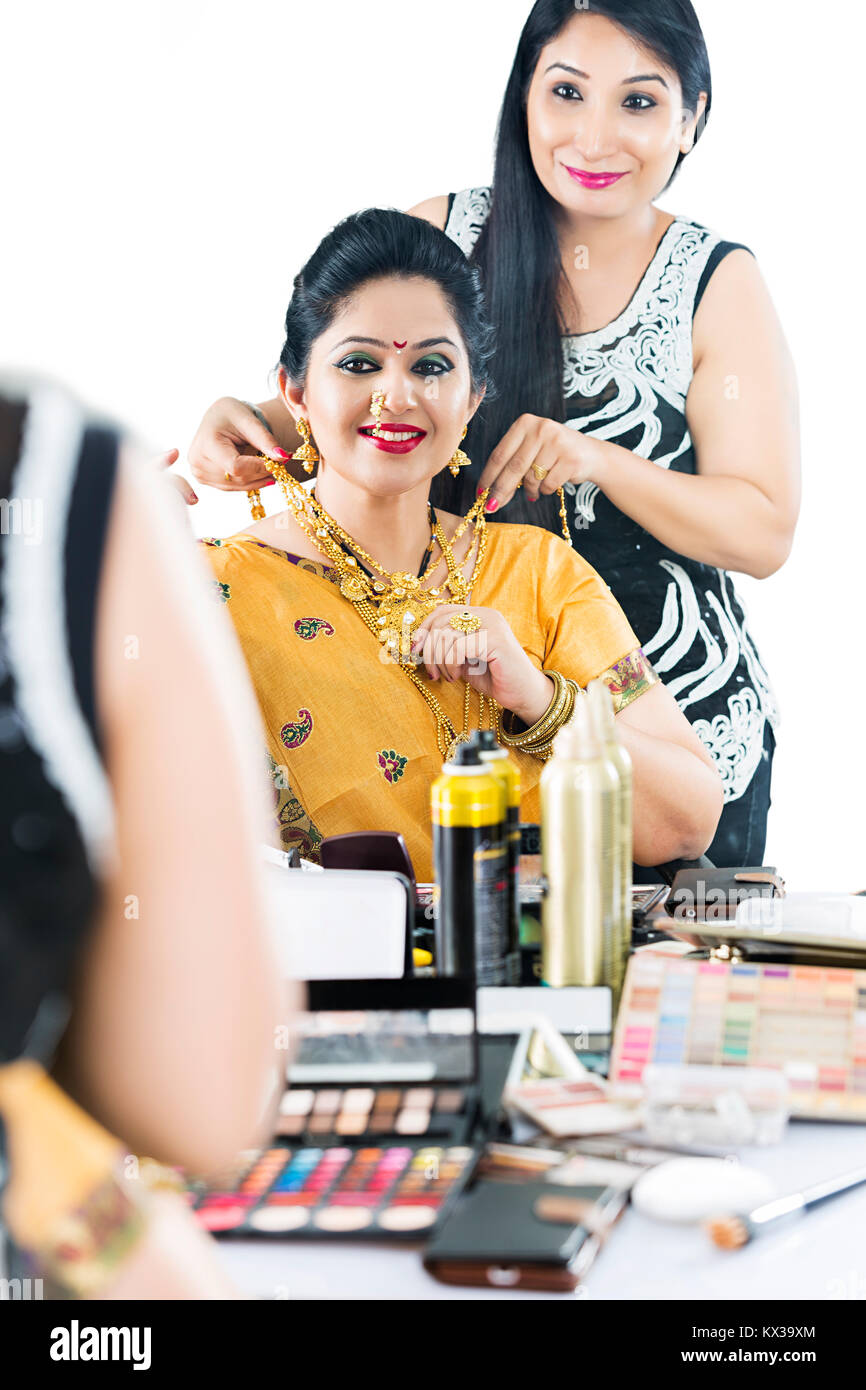 Indische Kosmetikerin Kosmetiksalon Frau, die versucht, auf Halskette Schmuck Stockfoto
