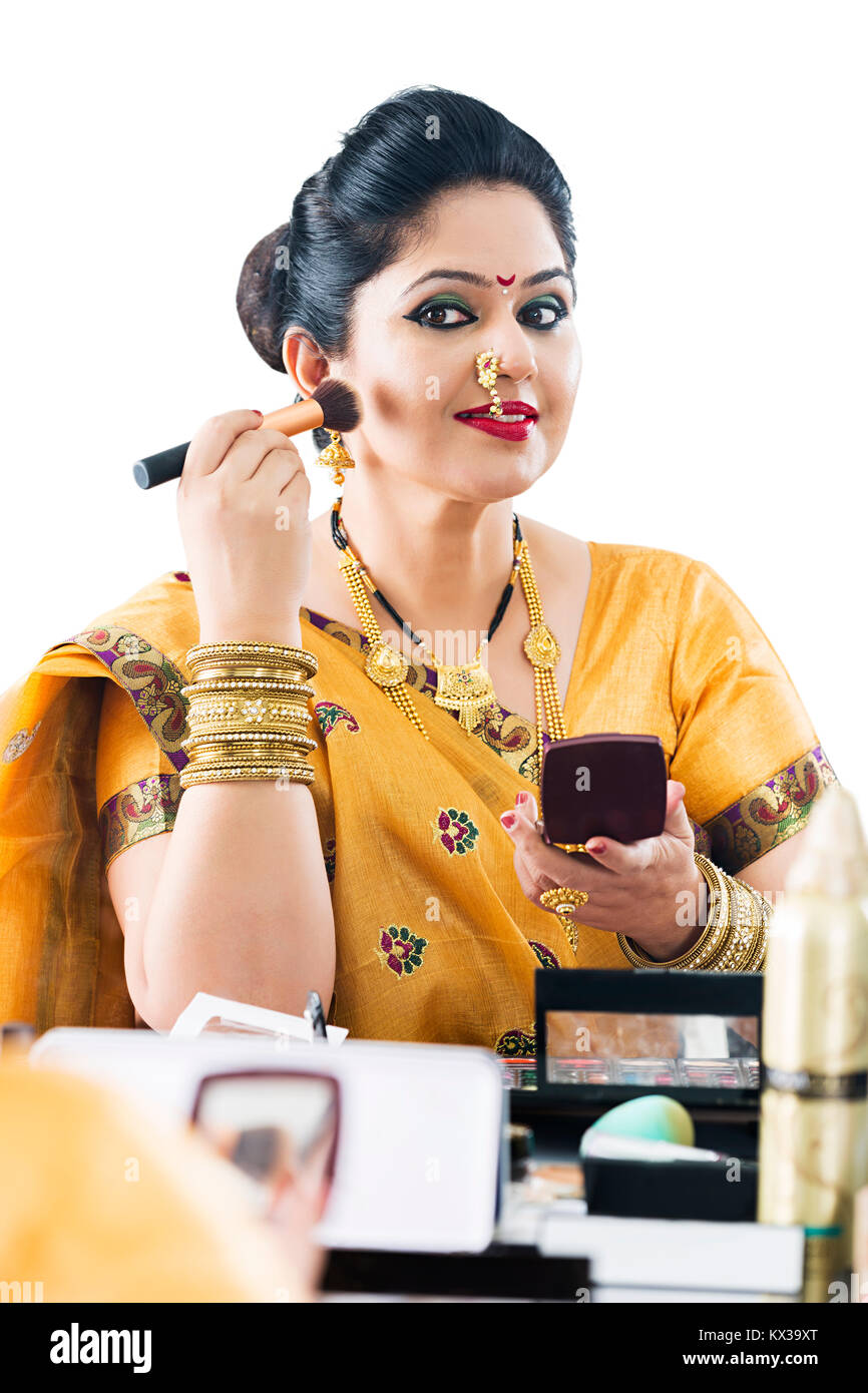 Indische Marathi Dame Erhalten angekleidet Anwendung Beauty Make up Stockfoto