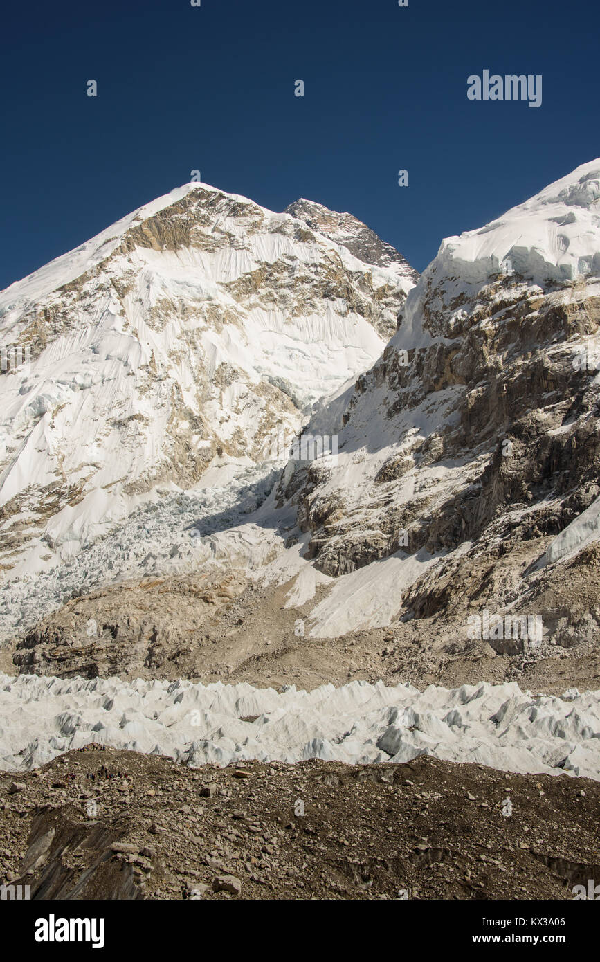 Oben auf dem Gletscher durch das Tal in der Nähe des Everest Base Camp, Nepal ausführen Stockfoto