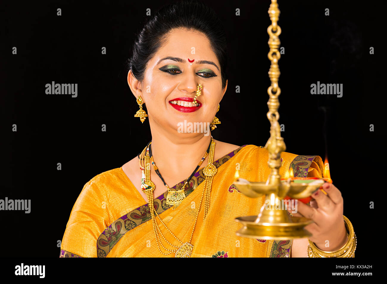 Indische Marathi Lady Deepawali Festival brennendes Öl Lampen Stockfoto
