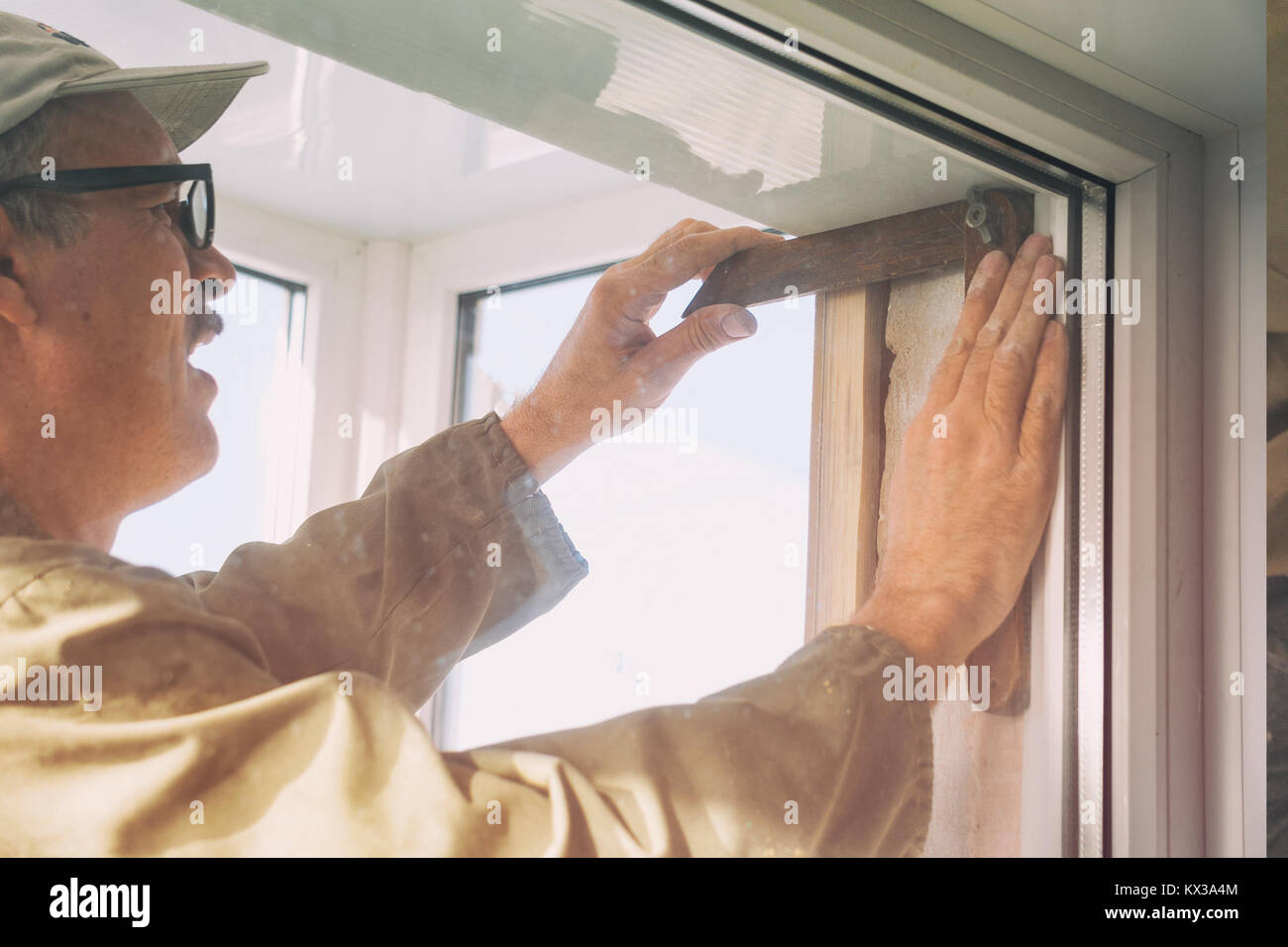 Carpenter macht Messungen Stockfoto
