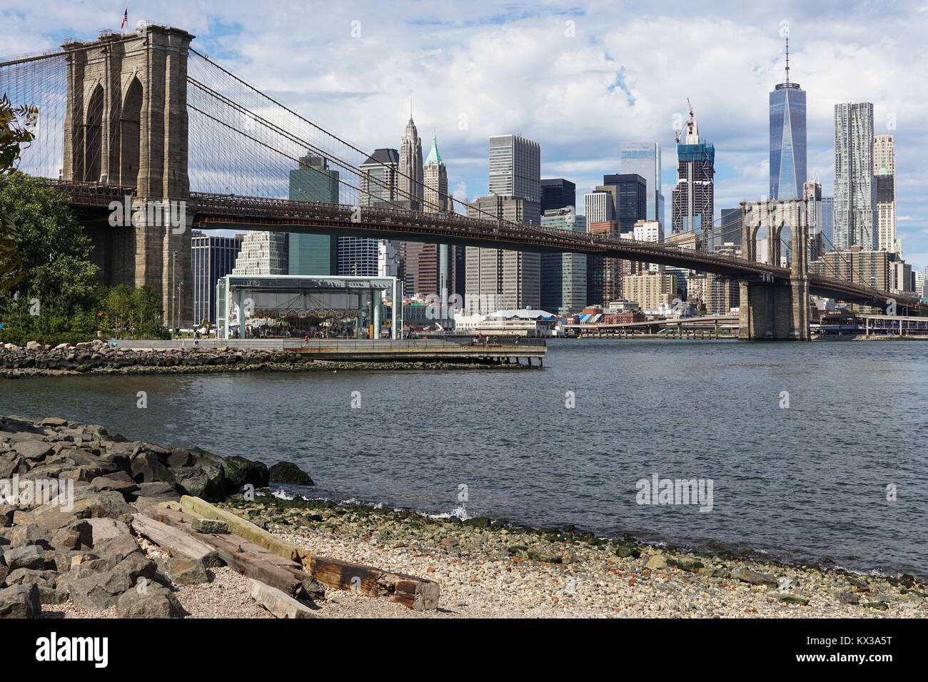 Skyline von Lower Manhattan und Brooklyn Bridge an einem sonnigen Tag aus Brooklyn Bridge Park in New York City gesehen. Stockfoto