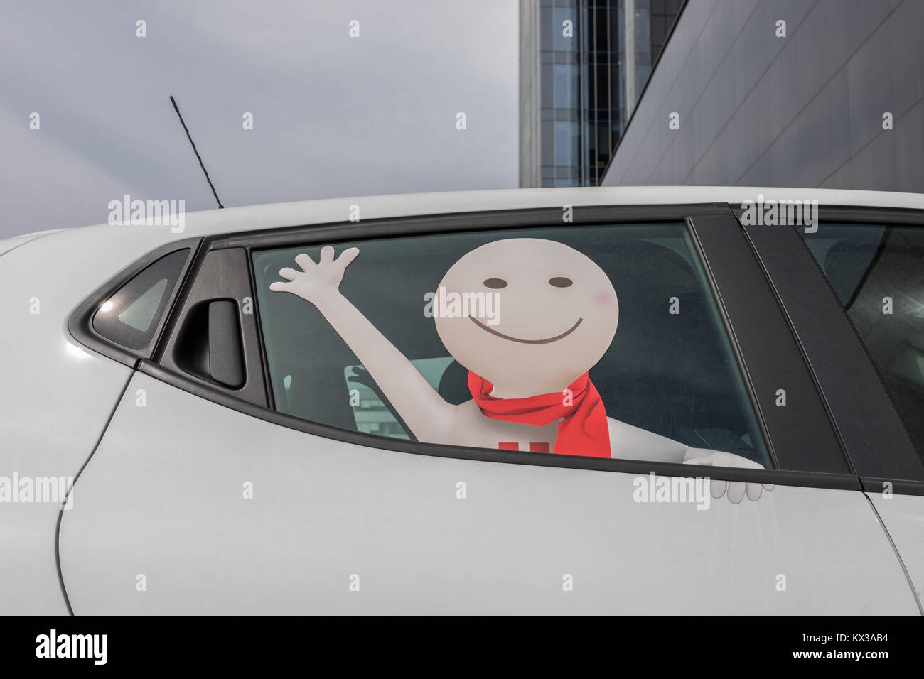 Smiley Face Stick Abbildung auf Seite auto Fenster Stockfoto