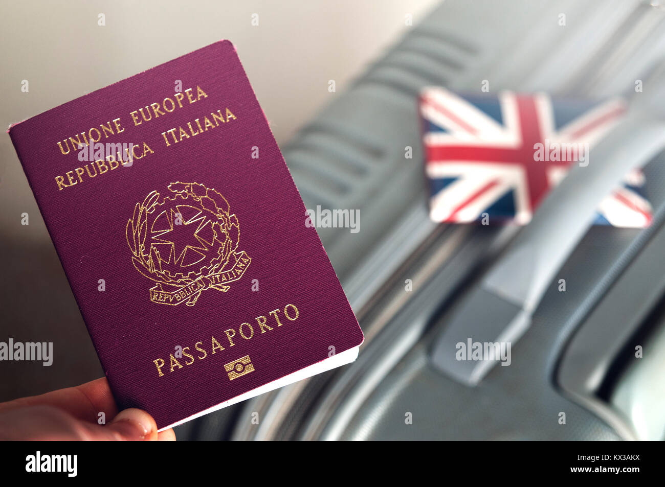 Einen italienischen Pass holded über einen Koffer mit einem englisch-id-Inhaber:  brexit Konzept Stockfotografie - Alamy