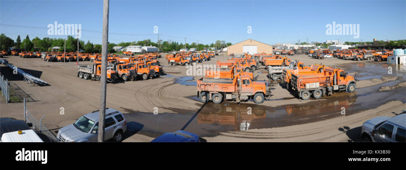 Panoramablick auf einen fahrenden Transportwagen, der Fahrzeugdesign, Infrastruktur und Logistik in einem modernen Transportkontext veranschaulicht Stockfoto