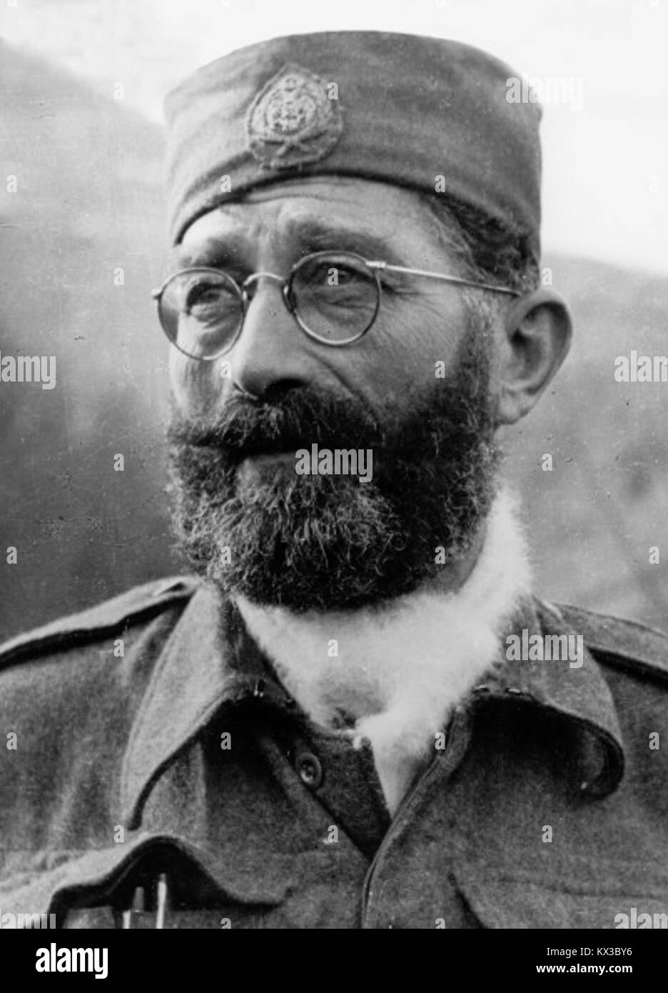 Dieses historische Foto zeigt Draža Mihailović, den jugoslawischen Militärführer, 1943 während des Zweiten Weltkriegs und veranschaulicht seine Rolle im Widerstand gegen die Achsenmächte auf dem Balkan. Stockfoto