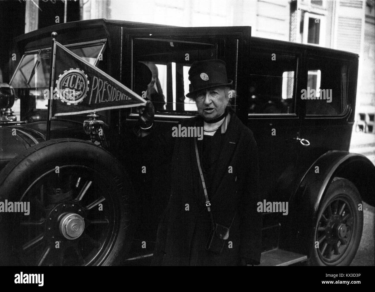 Die Duchesse d’Uzès, ein bemerkenswerter französischer Aristokrat, war 1927 Präsident des Automobilclubs féminin. Ihre Rolle spielte in dieser Zeit eine wichtige Rolle bei der Förderung des Engagements von Frauen in der Automobilindustrie. Stockfoto
