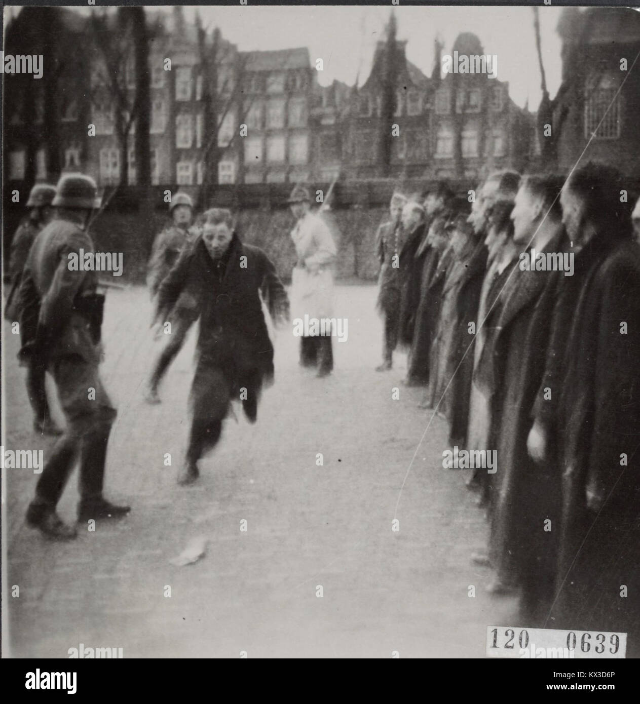 Op het Duitse razzia Jonas Daniël Meijerplein te Amsterdam - rennende Mann (7/8) Stockfoto