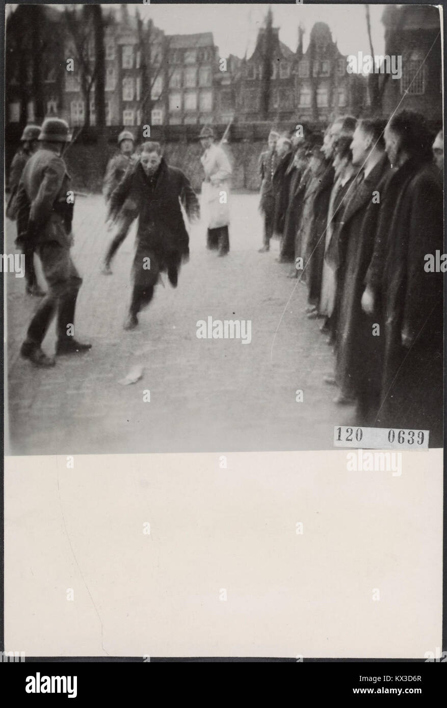 Op het Duitse razzia Jonas Daniël Meijerplein te Amsterdam - rennende Mann Stockfoto