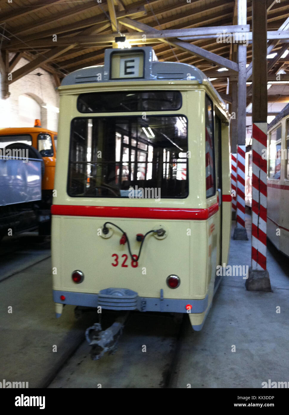 Der Beiwagen 328 ist ein historischer Straßenbahnwagen, der im Straßenbahnmuseum in Halle erhalten ist und die Entwicklung des öffentlichen Nahverkehrs Anfang bis Mitte des 20. Jahrhunderts repräsentiert. Stockfoto