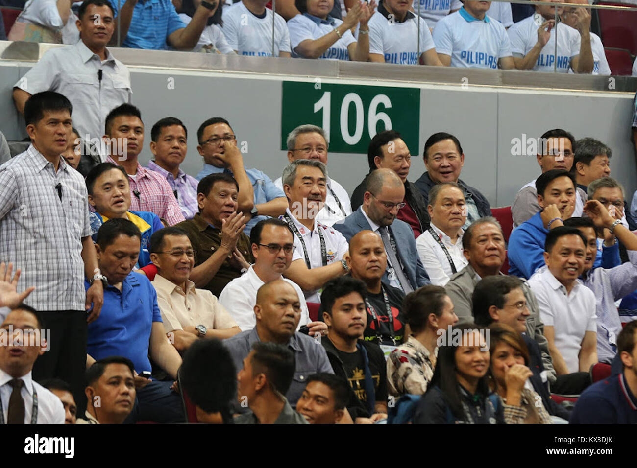Präsident Rodrigo Duterte nahm an den Olympischen Qualifikationsspielen der FIBA 2016 in Manila teil, bei denen das Basketballspiel Philippinen gegen Frankreich stattfand. Stockfoto