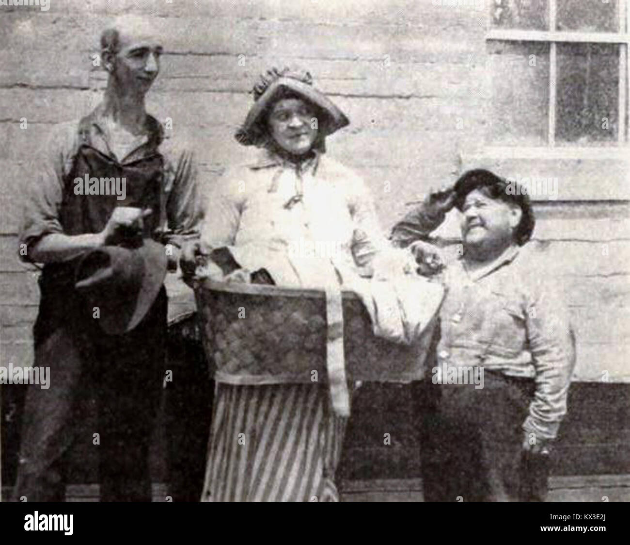 Ein Standbild aus dem Film Dynamite aus dem Jahr 1920, Regie führte Cecil B. DeMille. Der Film konzentriert sich auf die dramatischen Folgen und Risiken, die mit Sprengstoffen verbunden sind, vor einem industriellen Hintergrund. Stockfoto