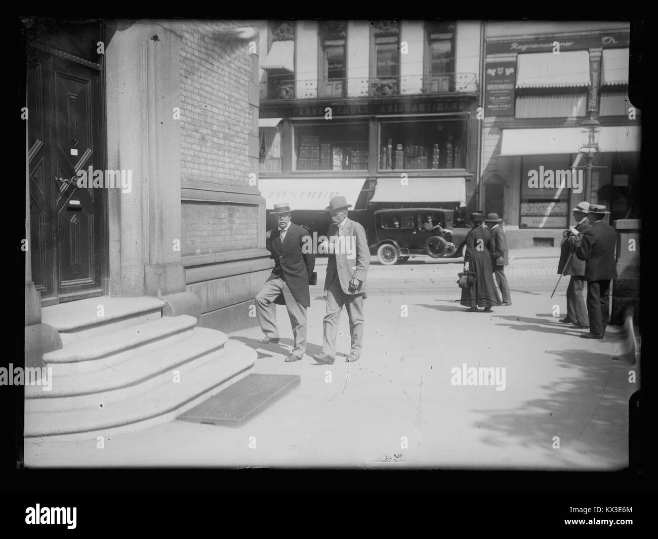 Ein Foto, das das „Dyrtidmøtet“ (Hochpreistreffen) zeigt, das im norwegischen Parlament (Stortinget) abgehalten wurde und die Wirtschaftsdebatten im Jahr 1916 in Norwegen hervorhebt. Stockfoto