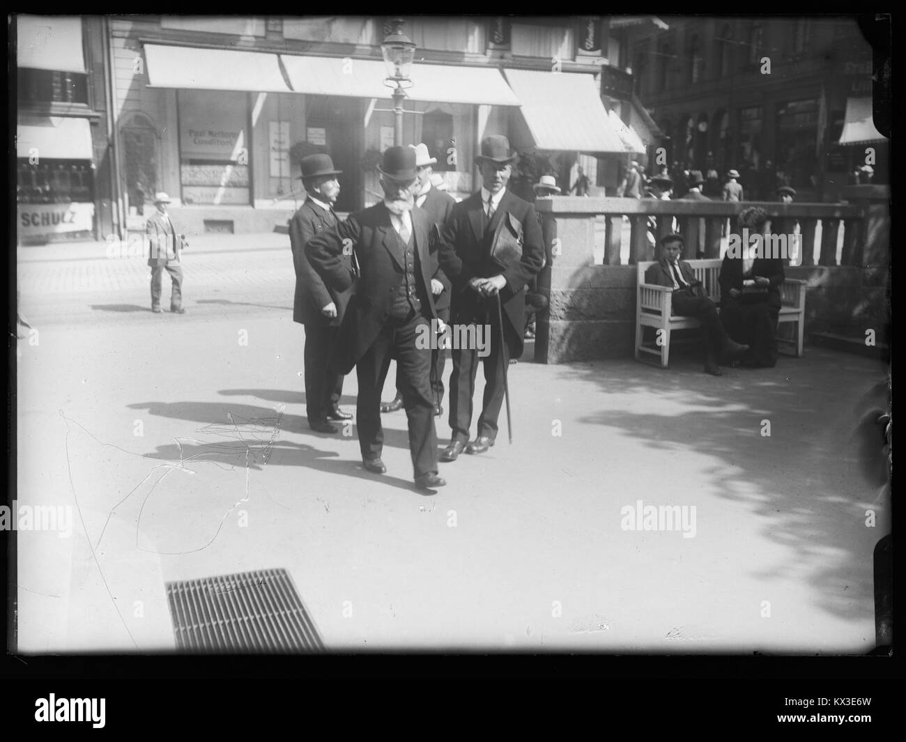 Dieses Bild zeigt eine Sitzung des norwegischen parlaments (Stortinget) im Jahr 1916 während einer Periode wirtschaftlicher Not (dyrtidsmøtet), die die Herausforderungen widerspiegelt, denen Norwegen während des Ersten Weltkriegs gegenüberstand Stockfoto