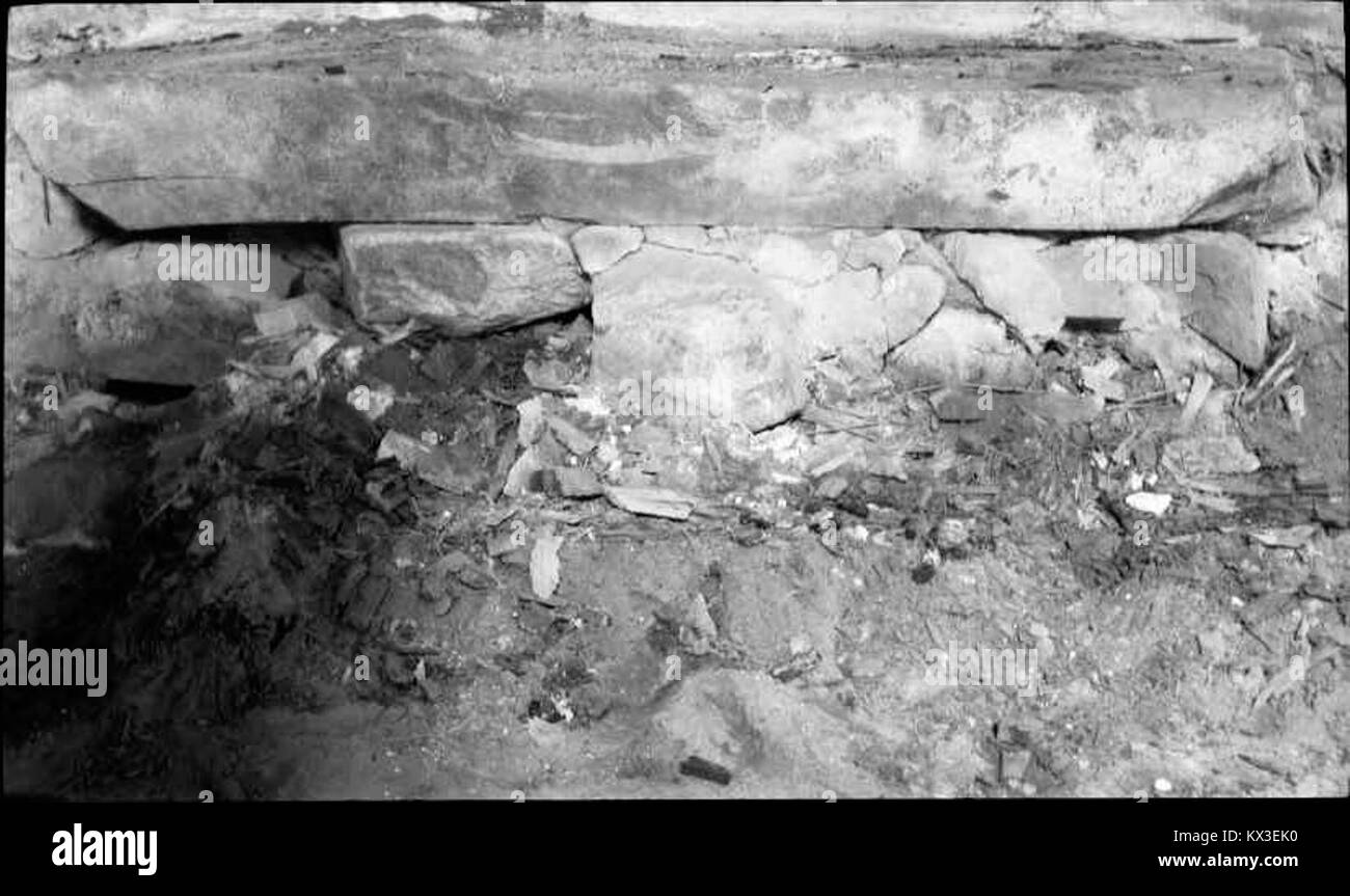 Die Innenausstattung der alten Kirche Dädesjö mit Altar, Bänken, Deckenbalken und dekorativen Elementen ist detailliert. Stockfoto