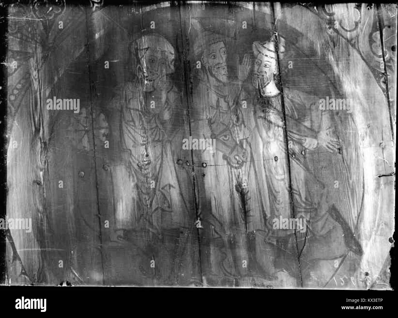 Innenraum der alten Dädesjö-Kirche mit Altar, Bänken, dekorativer Decke und Säulen. Stockfoto