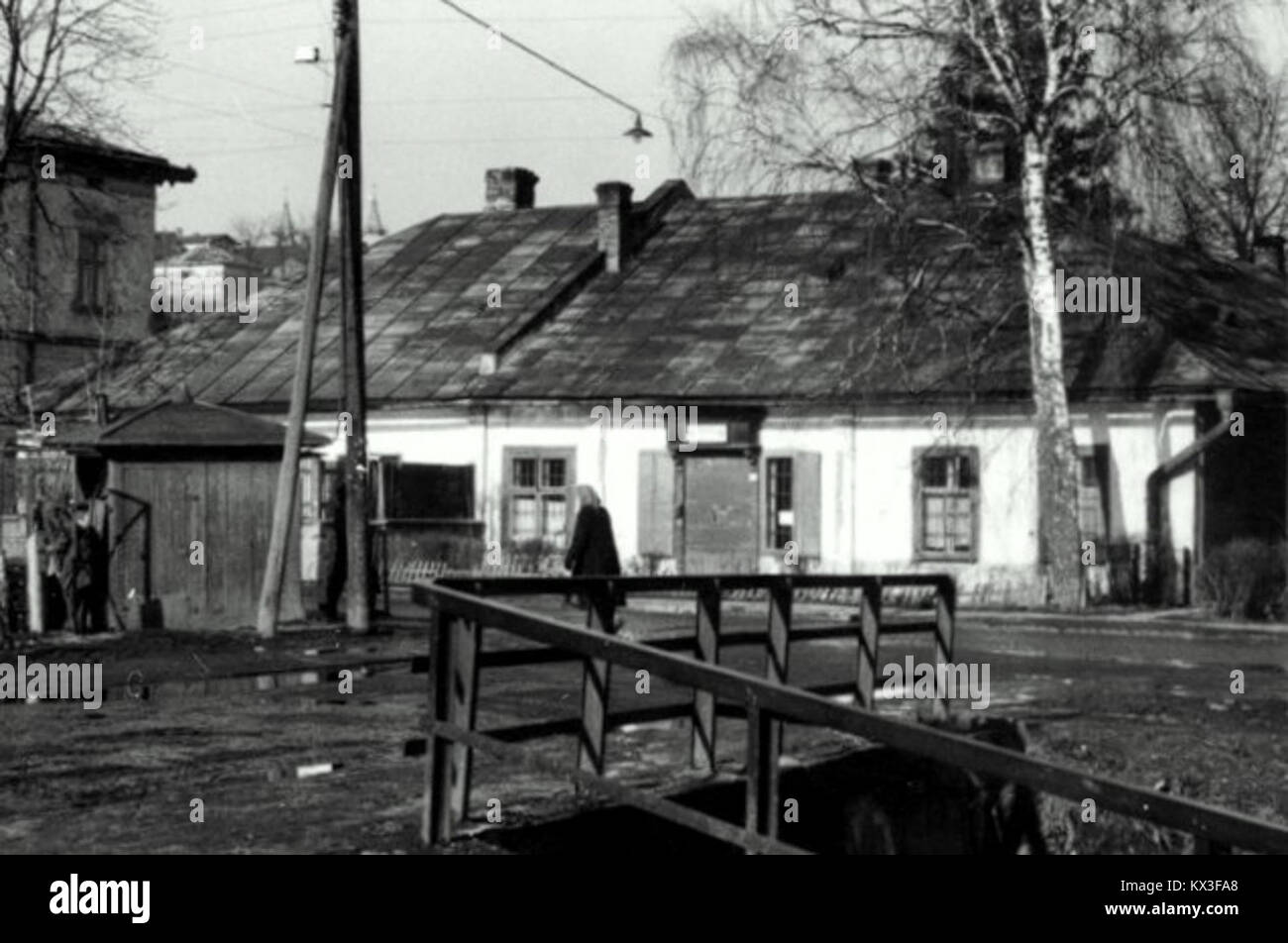 Diese Fotografie aus den 1960er-70er Jahren zeigt das Haus der Familie Beksiński in der Jagiellońska-Straße in Sanok, Polen und bietet einen Einblick in das häusliche Leben der Familie in dieser Zeit. Stockfoto