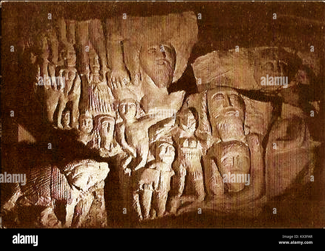 Die Höhle von Dénezé-sous-Doué in Frankreich ist bekannt für ihre gemeißelten Steinmetze, einschließlich der Darstellung einer weiblichen Figur. Dieses Beispiel prähistorischer Kunst spiegelt die künstlerischen Traditionen der Region wider. Stockfoto