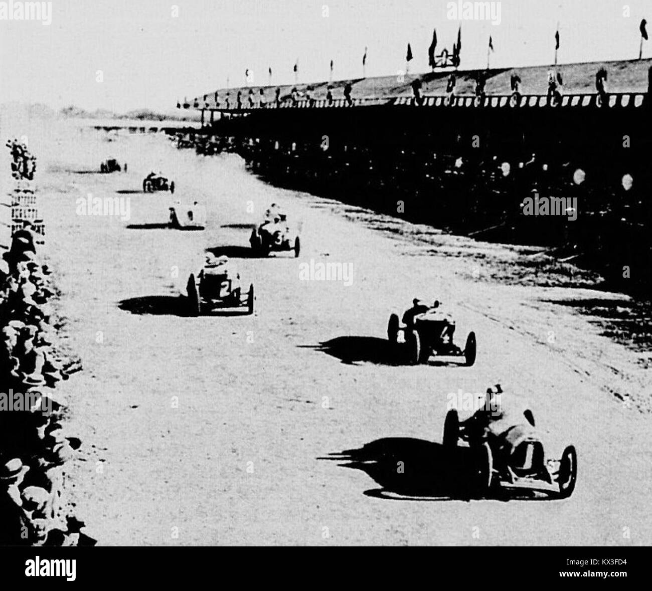 Ein Foto aus dem Jahr 1923, das den Beginn des ACF Grand Prix in Tours, Frankreich, mit Rennautos, Fahrern und Zuschauern zeigt. Stockfoto