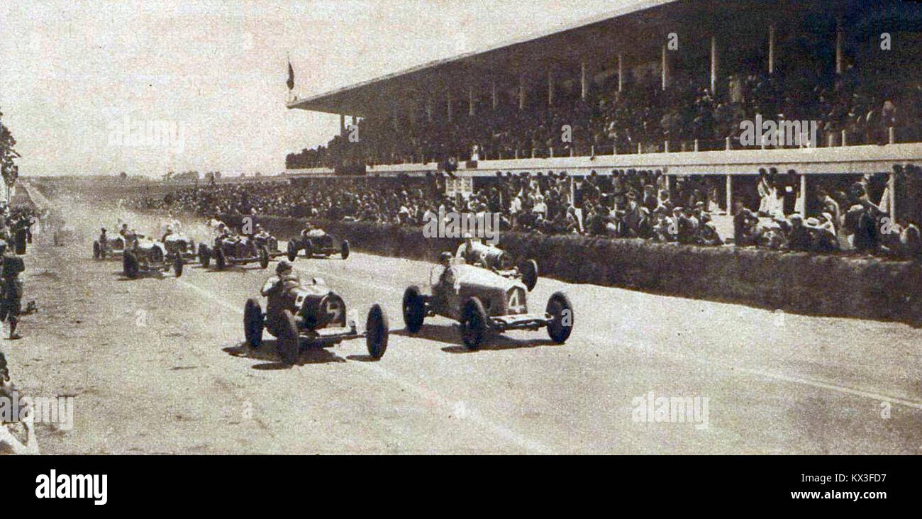 Dieses Bild zeigt den Beginn des Großen Preises 1932 des Automobilclubs von Frankreich (ACF), einem wichtigen Ereignis in der Geschichte des Motorsports. Der Grand Prix war ein prestigeträchtiges Rennen mit den besten Fahrern und Automobilherstellern der damaligen Zeit. Stockfoto
