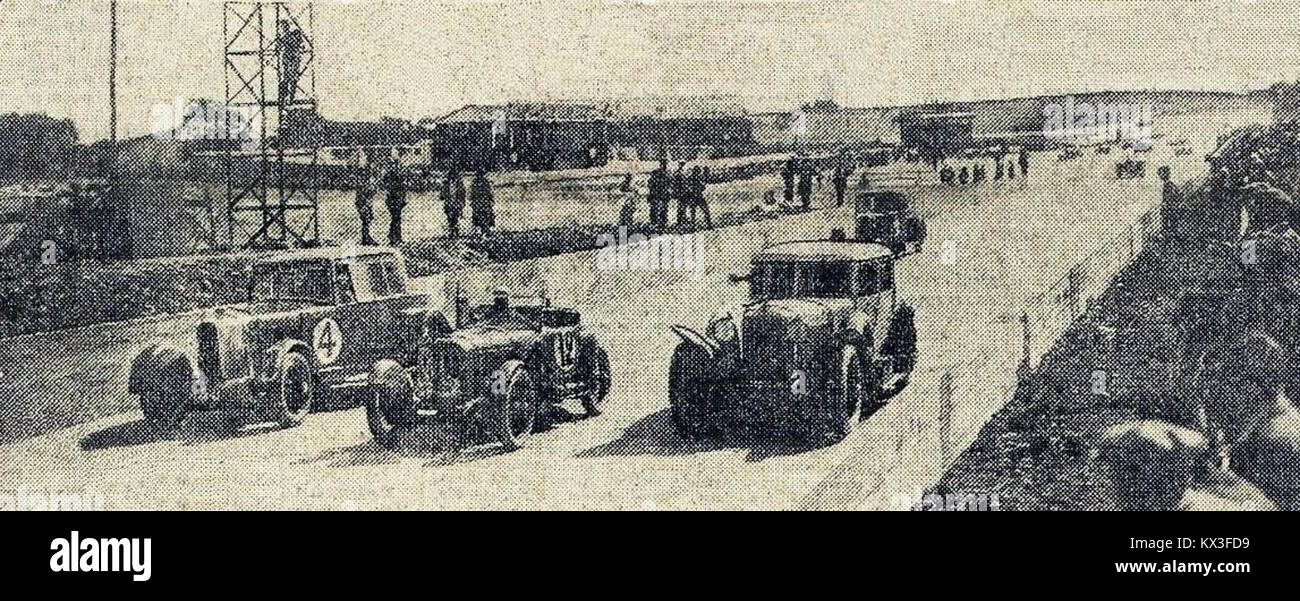 Dieses Foto zeigt den Beginn des ACF Tourisme Grand Prix 1925, einer wichtigen Veranstaltung im frühen Motorsport, die einen wichtigen Moment in der Geschichte des Automobilrennsports markiert. Stockfoto
