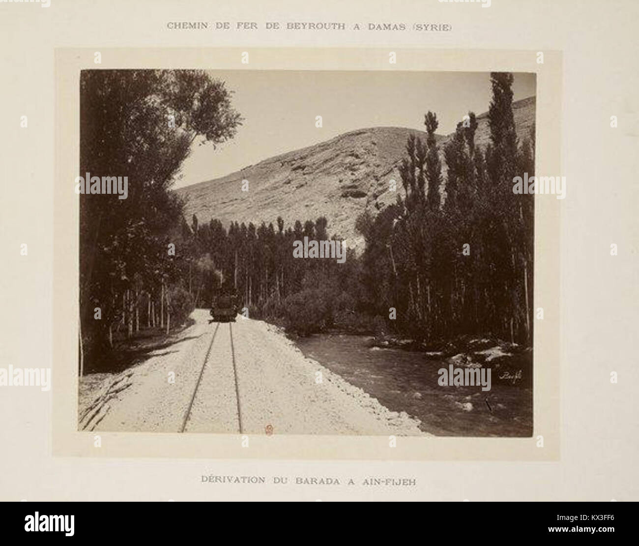 Eine historische Karte zeigt den Barada-Fluss, der aus Ain-Fijeh stammt und durch den Libanon nach Syrien fließt, wobei sein geografischer und hydrologischer Verlauf hervorgehoben wird. Stockfoto