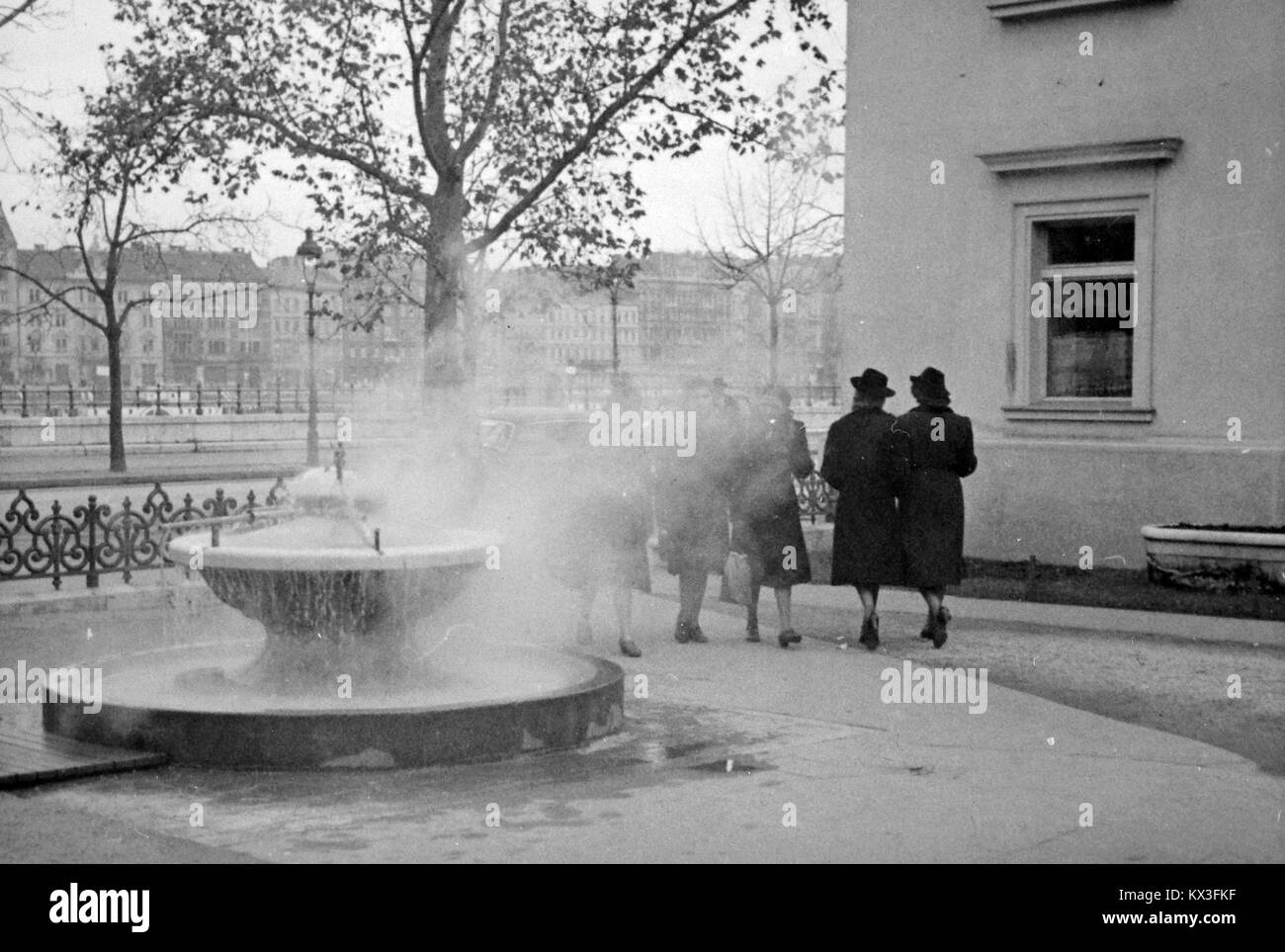 Döbrentei tér, ivókút ein Rudas fürdő mellett. Fortepan 14747 Stockfoto