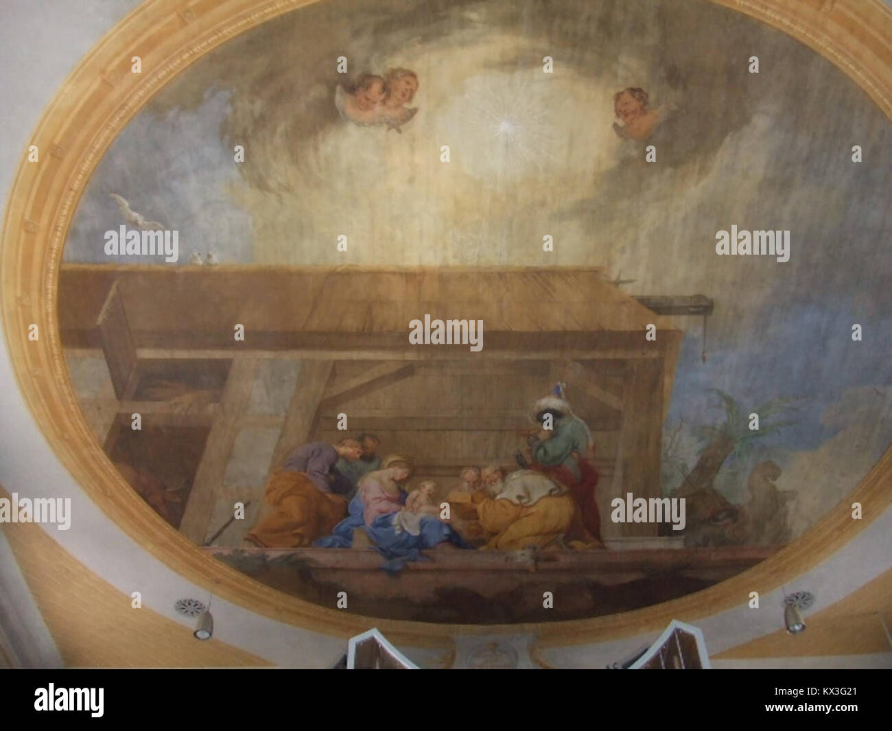 Deckenfresko in der St. Jakob-Kirche, Dürrenwaldstetten, Deutschland, mit Darstellung der drei Könige, die das historische und künstlerische Kirchenerbe darstellen. Stockfoto