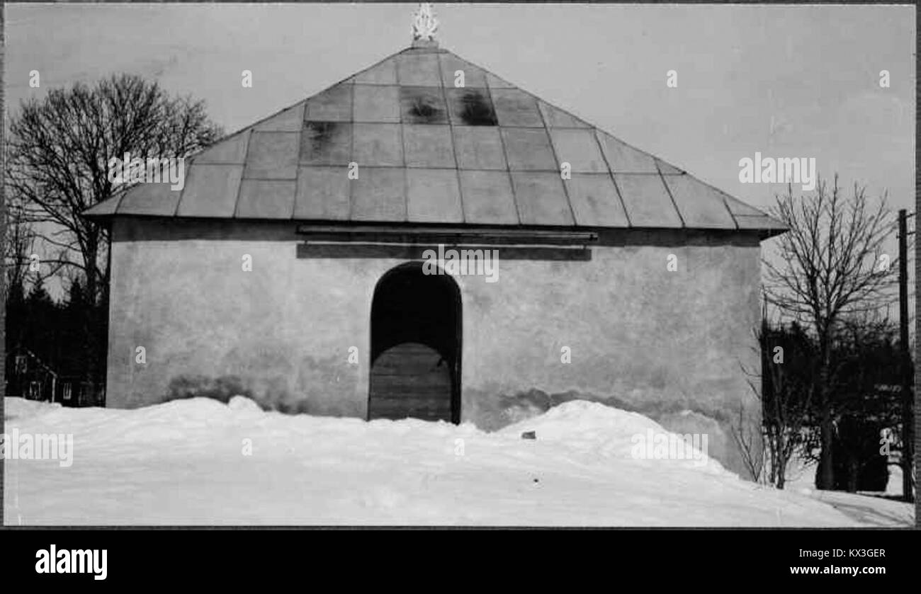Lghults kyrka, eine historische Kirche in Schweden, zeichnet sich durch ihren einzigartigen architektonischen Stil und ihre Bedeutung als religiöses und kulturelles Wahrzeichen innerhalb der lokalen Gemeinde aus. Sie hat einen bedeutenden Platz im schwedischen Erbe. Stockfoto