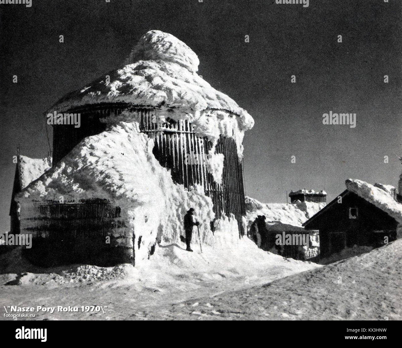 Die Kapelle des Heiligen Lorenz auf dem Berg Śnieżka in Polen ist eine barocke Kapelle, die im 17. Jahrhundert erbaut wurde. Auf dem Gipfel des höchsten Berges der Krkonoše gelegen, dient es sowohl als religiöse Stätte als auch als historisches Wahrzeichen. Stockfoto