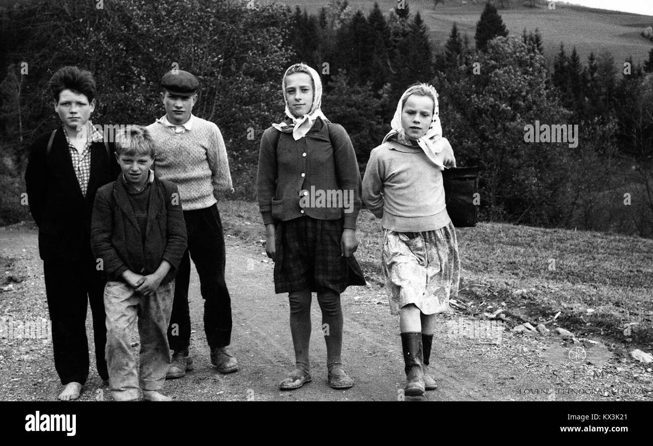 Schulkinder in Tinju im Jahr 1963 werden in Klassenzimmern und im Freien gezeigt und veranschaulichen die pädagogischen Praktiken und die Aktivitäten der Schüler dieser Zeit. Stockfoto