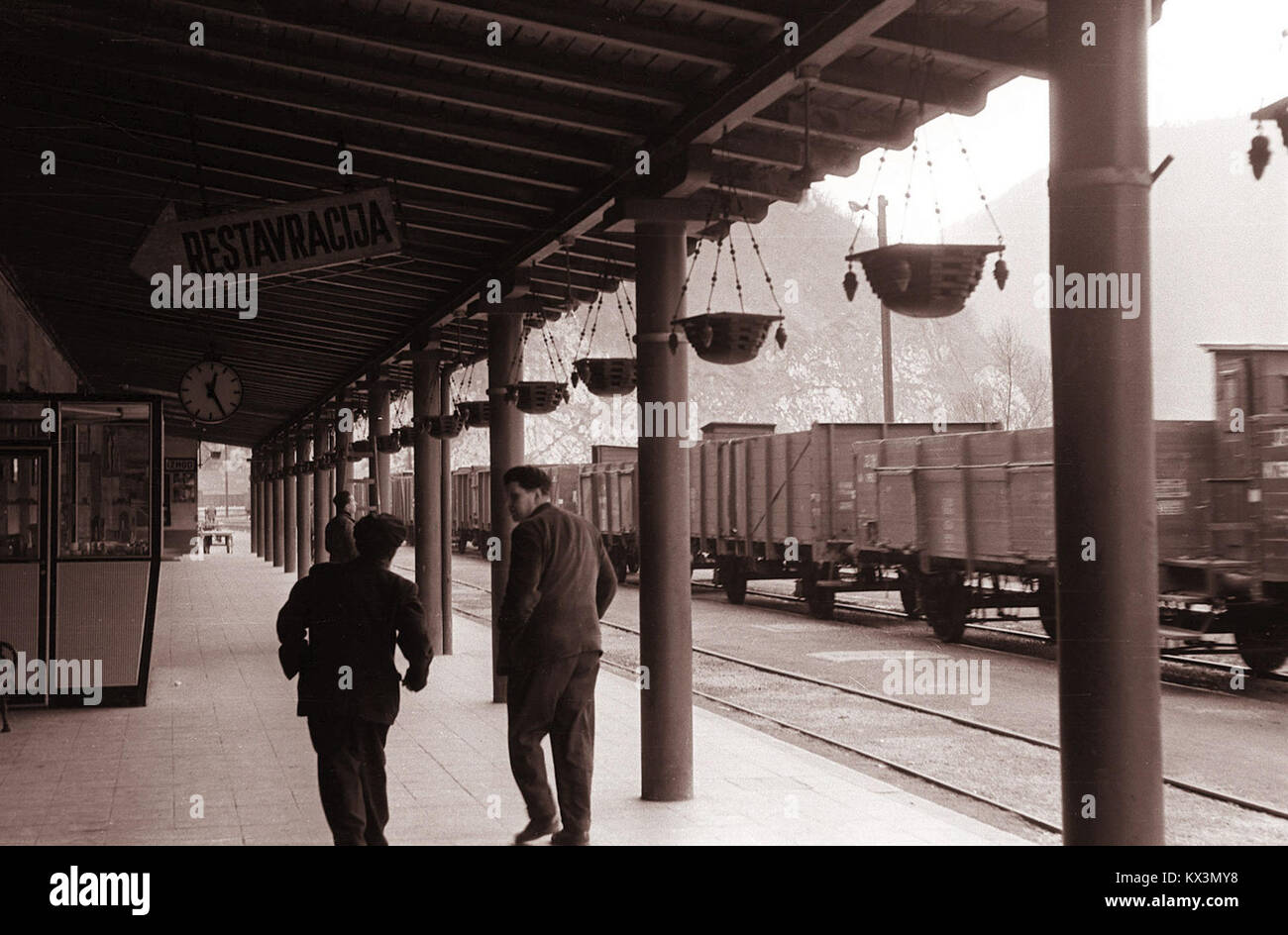Dieses Foto zeigt den Bahnhof in Zidanem Mostu, Slowenien, aufgenommen 1960. Sie ist ein wichtiger Bestandteil des slowenischen Eisenbahnnetzes, das sowohl lokale als auch regionale Fahrgäste bedient. Stockfoto