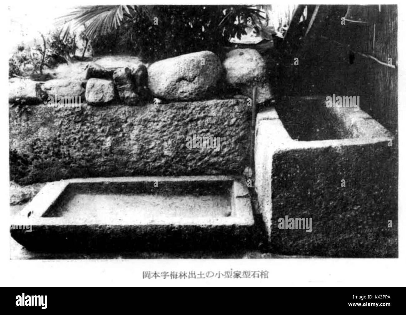 Dieser kleine hausförmige Steinsarg wurde in Okamoto, Motoyama Village, ausgegraben und dokumentiert die Begräbnispraktiken und materielle Kultur der Region. Stockfoto