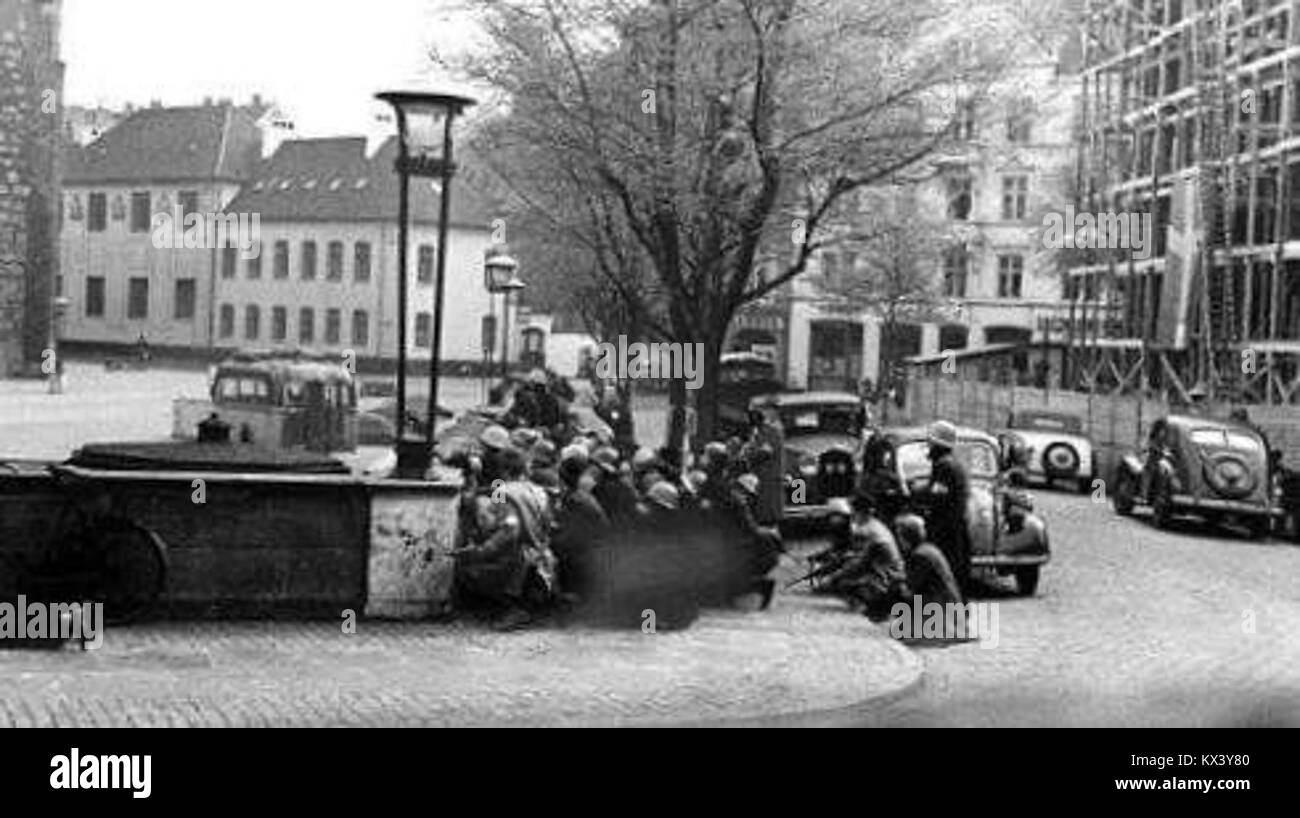 Dänische Widerstandskämpfer während der Kämpfe mit deutschen Truppen in Aarhus, Bispetorv, 5. Mai 1945 verletzt Stockfoto