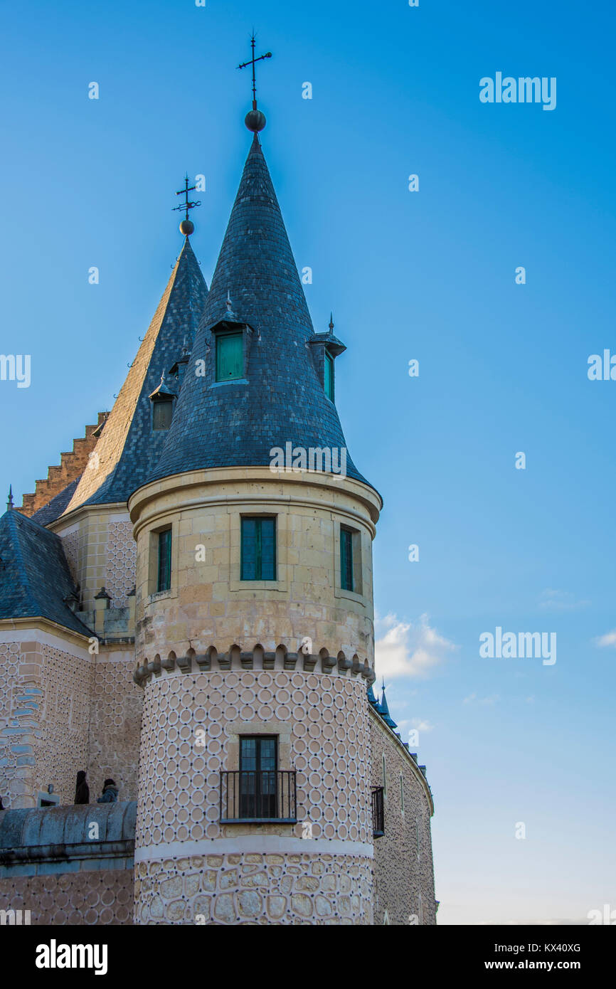 Detail der Turm des Alcazar von Segovia mit seinen Fenstern und Balkonen Gemeinschaft Castilla y Leon Spanien Stockfoto