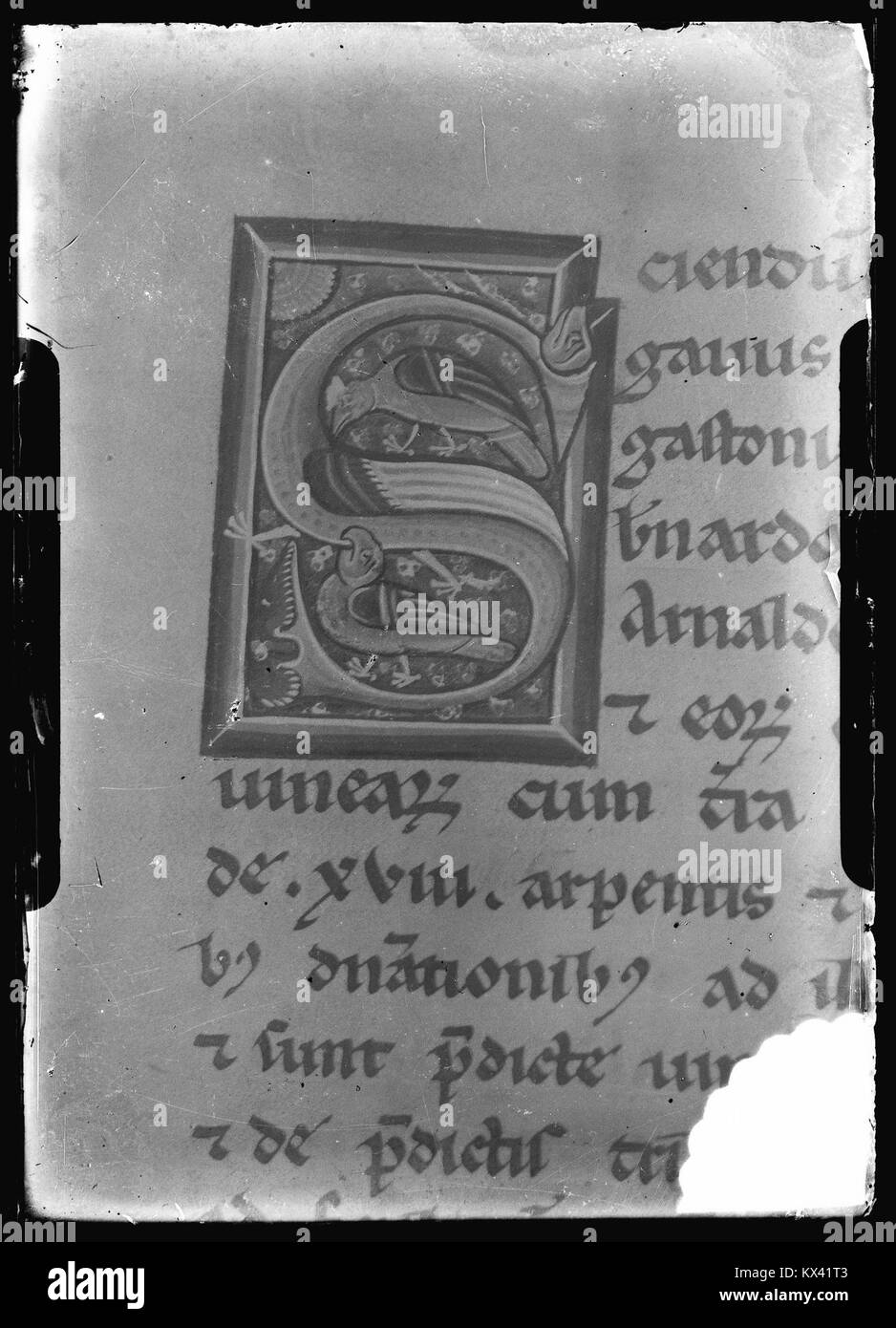 Illustrierter Manuskriptbrief mit verzierten Initialen, Schriftzeichen und historischem Schreibstil. Stockfoto